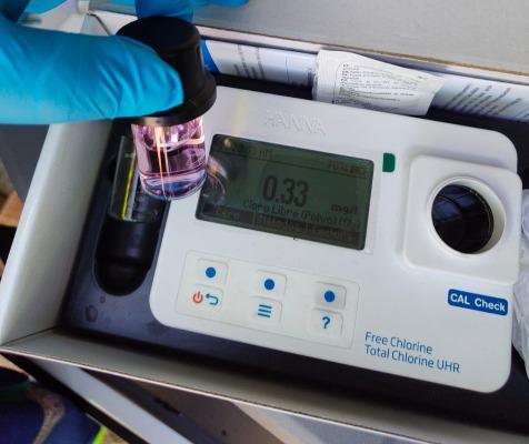 Especialista en calidad del agua de Aqualia México analizando muestra de cloración en Cabo San Lucas para el Proyecto MIG